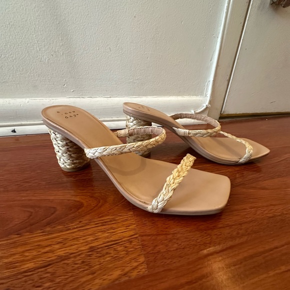 Worn once, target heels. Perfect for spring/summer. Square toe. Size 8.5. - Picture 3 of 3